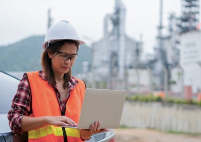 lady working in laptop