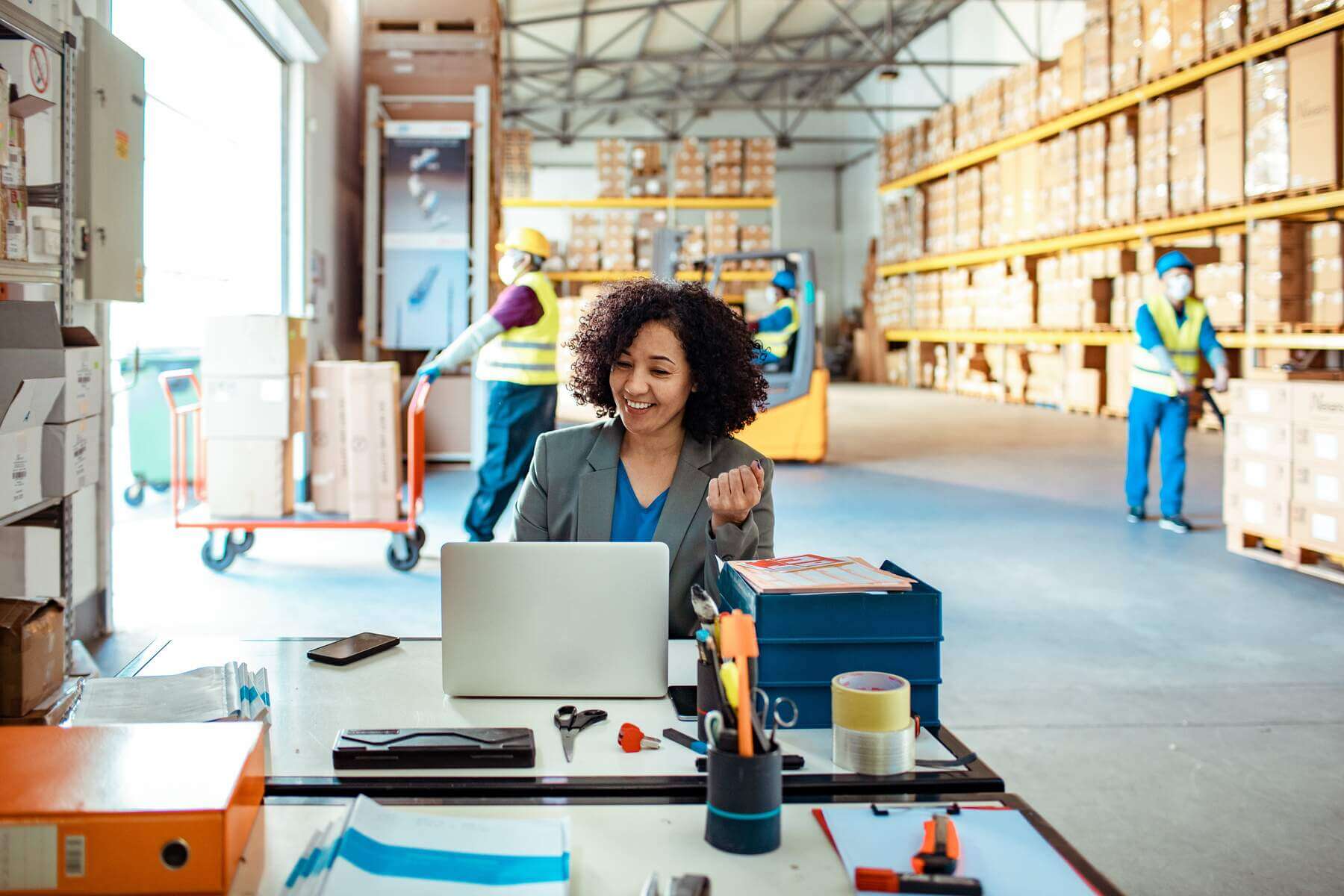 A Women is talking to client in the factory.